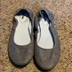 Minnetonka Women's Gray Flats